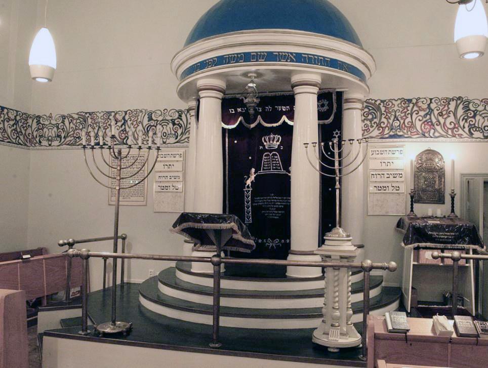 Fredag kväll vinterhalvåret rosh hashana till pesach början kabbalat shabbat/maariv 17.45. Se för övrigt alltid Jedion Hashavua för aktuella tider och arrangemang.