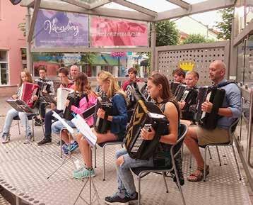 Vänersborgs konsthall gästspelar på Restad gård och att Alla barn har rätt till härliga sommarlovsminnen!