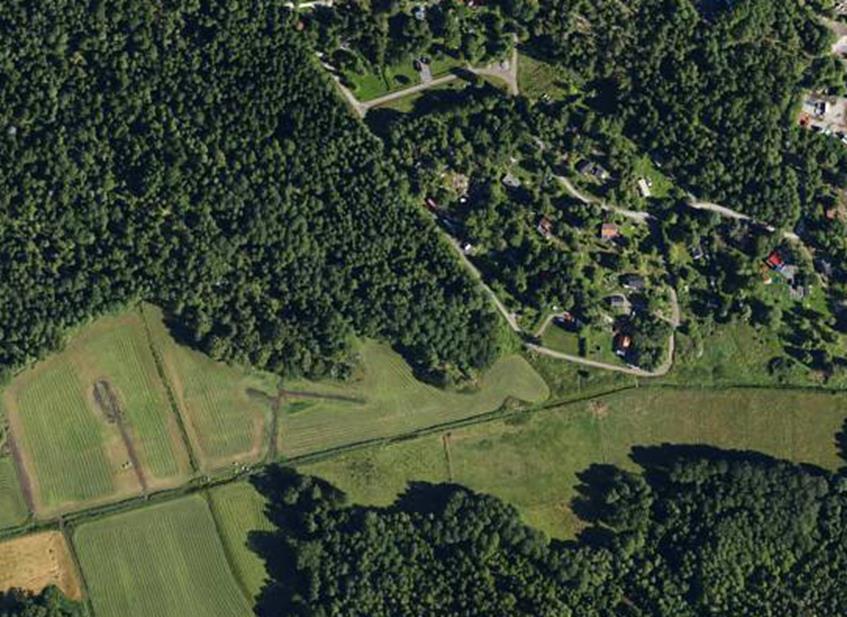 Figur 29. Området ligger insprängt i en södersluttning ned mot en av de större åarna i vattensystemet. Solbacken har både fastigheter för fritidshus och för permanentbostäder.