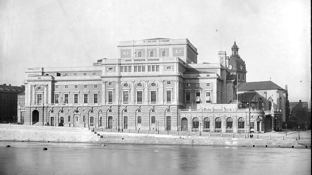 Nuvarande operabyggnad uppfördes 1891-1898 efter ritningar av Axel Anderberg.