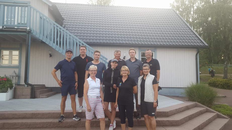 hur det är att spela golf. Tillströmningen var stor och vi hade tidvis lite svårt att hinna hjälpa alla. Chris och Niklas kom och gav instruktioner efter att juniorkickoffens träning var avslutad.