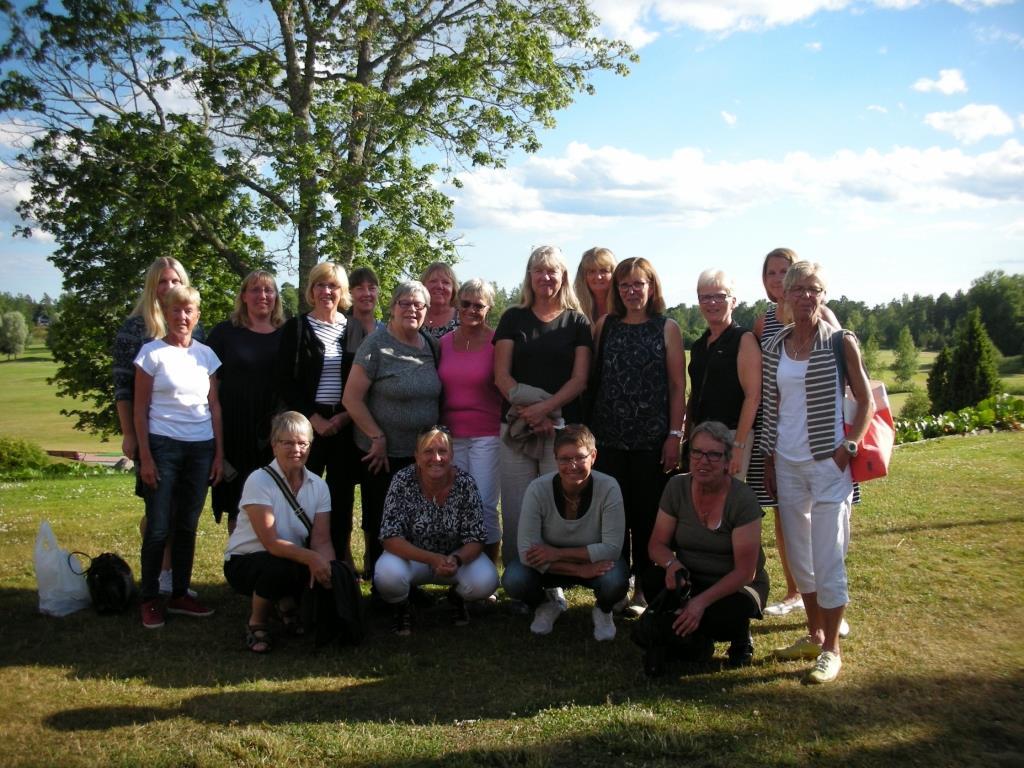 På bilden till vänster Hela gänget som var med till Sverige över dagen och spelade Burvik GK. En fin och rolig dag tillsammans! Shoot Out finalen spelades torsdag 10 augusti på Slottsbanan.