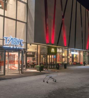 En av de nedslagna pojkarna blev nedslagen och bestulen på sin mobil och jacka, men kunde själv uppsöka sjukhus. En stor polisinsats, med en helikopter inblandad, följde.