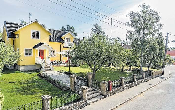 Övre plan erbjuder fyra bra sovrum samt även möjlighet till ytterligare ett sovrum på källarplan.