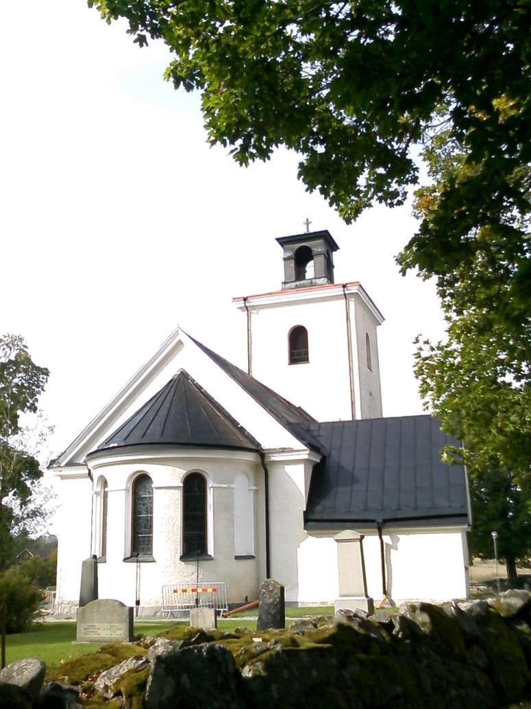 Inledning Med anledning av klimatförbättrande åtgärder vid Tillberga kyrka har schaktningar genomförts runt kyrkans grund samt på kyrkogården.