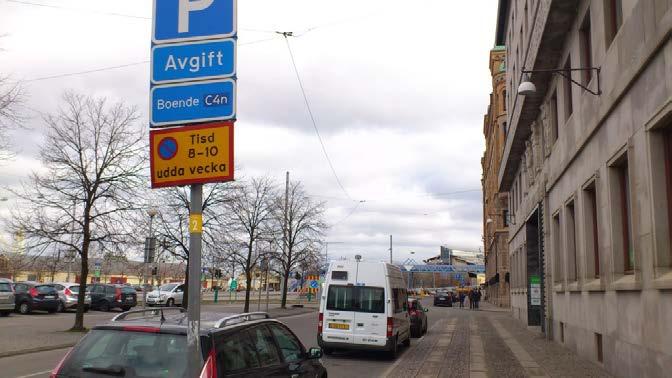 Lite längre fram på samma gata (Packhusplatsen) finns en avgiftsbelagd parkering för ca 5 bilar.