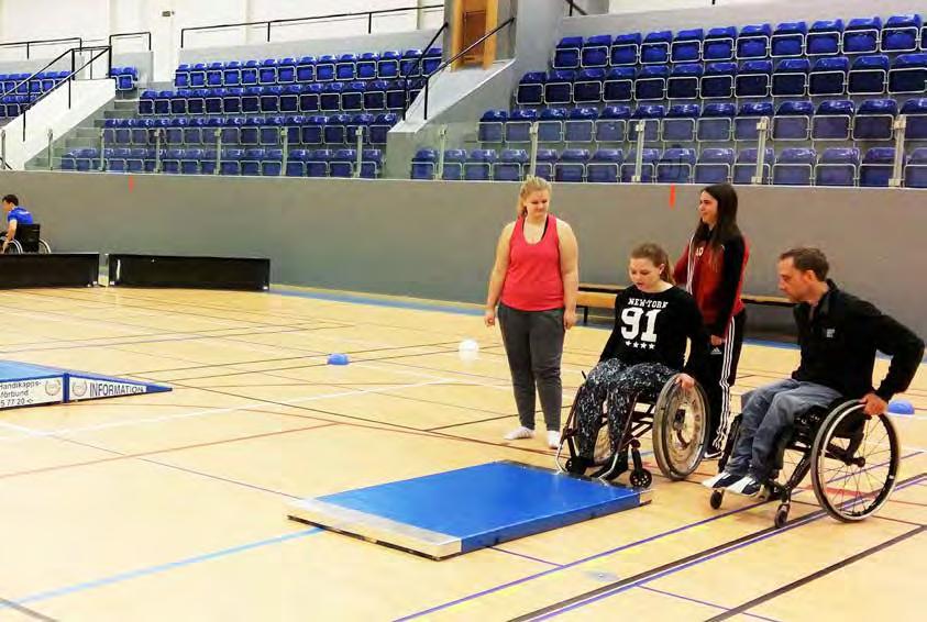 Jo, antingen en föreläsning om handikappidrottens historia och organisation eller att praktiskt i en gymnastik-eller idrottshall prova på olika