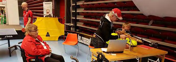 Sven-Erik Bergqvist från riggar upp skjutställningen under överinseende av Kirsten Tjell från /Snöstorps Skytteförening. burkar.