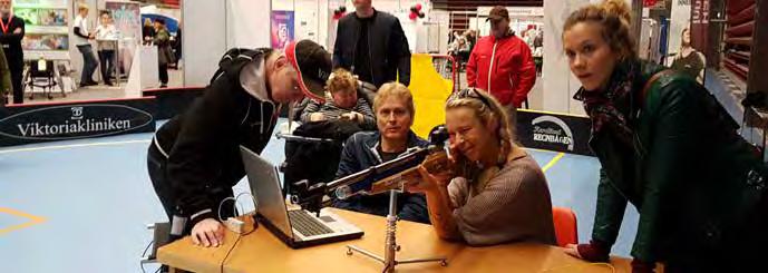 Intresset var stort när Sven-Erik Bergqvist från och Kirsten och Lars-Göran Tjell /Snöstorp Skytteförening visade hur det går till för personer med