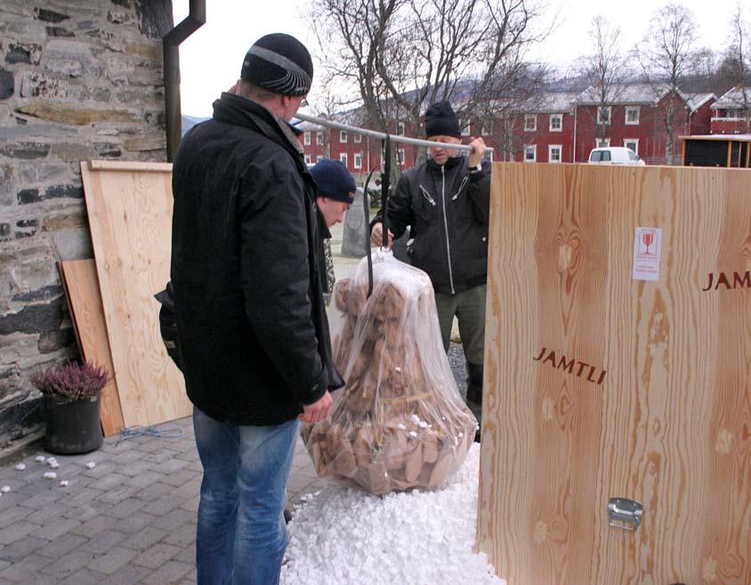 Lådorna öppnades utanför kyrkan, då porten var alltför smal för att ta in lådorna. Kronorna bars in hängande från en stång.