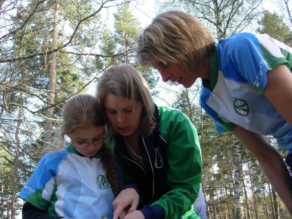 Ett mycket uppskattat och varierat program framfördes på scenen. Man förnyar som vanligt och i år fick vi höra en ny version på luciasången med text för orienteringsfrälsta.