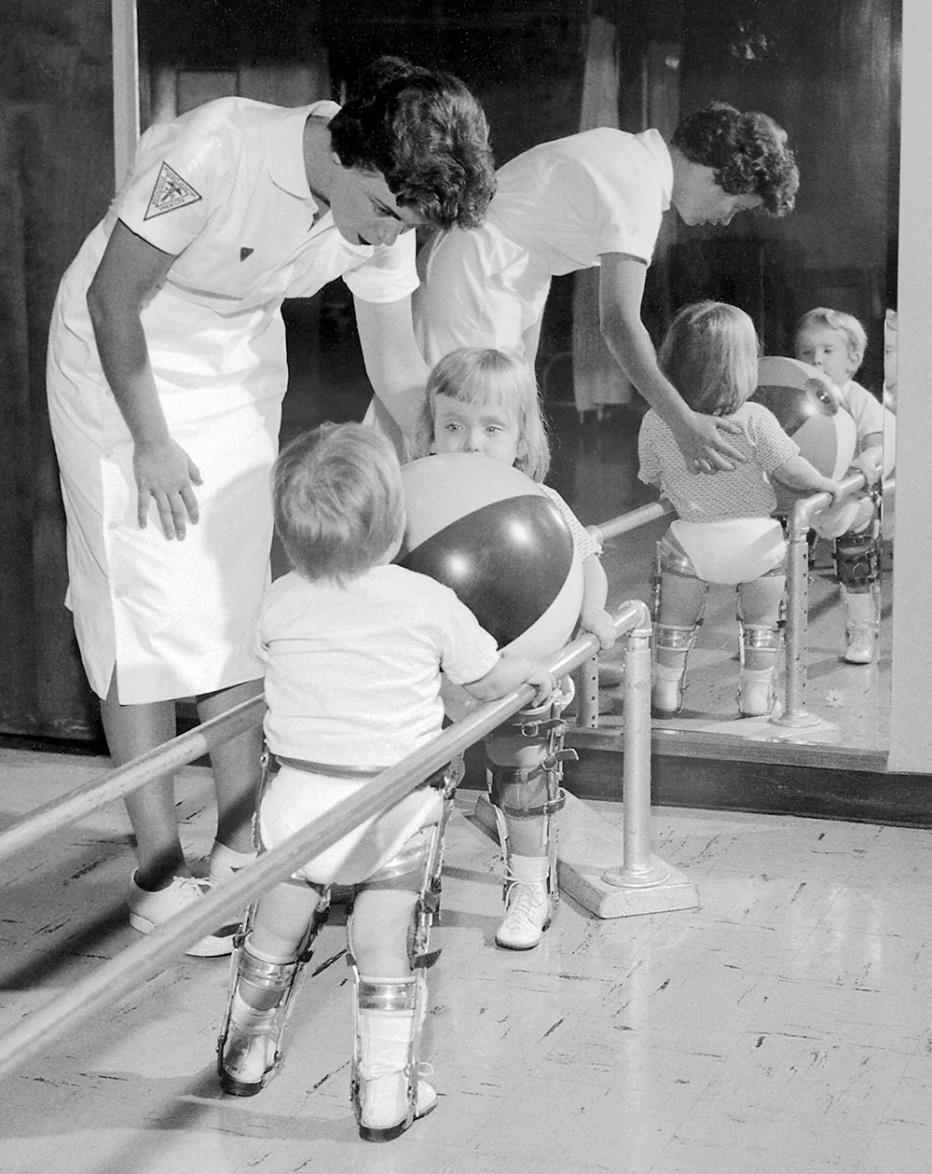 Polio eller barnförlamning Polio är en smittsam sjukdom orsakad av tre