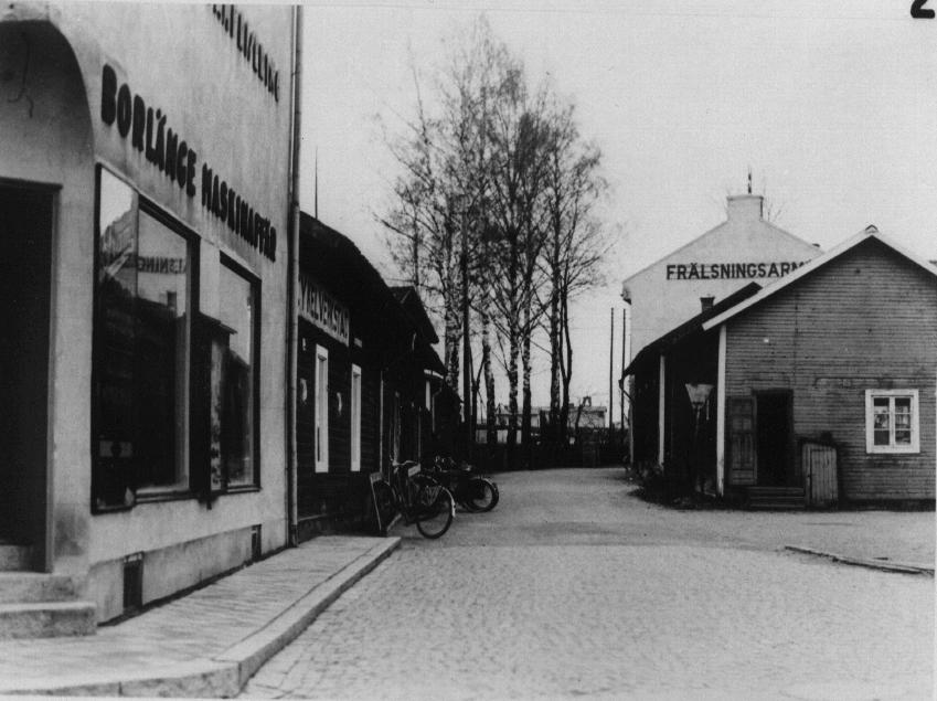 Karla vara en sammandragning av namnen Karl Anders eller Karl Axel? Kan här ha bott en duglig kvinna med namnet Karla som fått ge namn åt gatan?har här legat en gård som benämnts Karlagården?