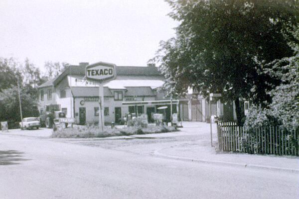Tångringsgatan 1944 Tångringsgatan som är belägen söder om Röda vägen och är parallell med denna, har fått sitt namn av en bergslagsarbetare som tidigt slog ner sina bopålar på Hagalund.