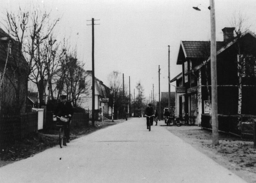 Ovanbrogatan 1971 Ovanbrogatan löper parallellt med järnvägen från järnvägsstationen ned till Siljansvägen.