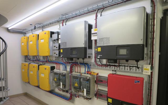 3.8 Off-grid och förnybart året runt med RE8760 Figur 19 Växelriktare och styrsystem.