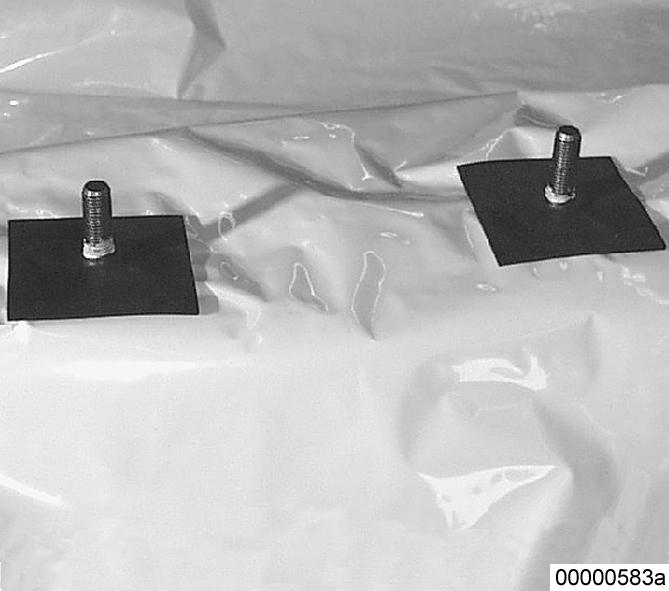 6. Placera hårdgummiplattor på kompoundfolien av aluminium vid skruvgenomföringen. 7.
