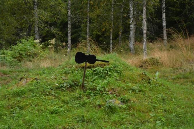 Vid Tiskaretjärn Under en kortare byvandring i Borrsjön fann vi flera hasselbuskar, bl. a vid det gamla missionshuset som i dag är bystuga för Finnskogens byalag.