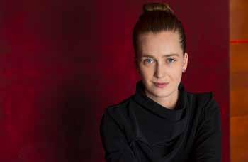 00 Elena Schwartz är assisterande dirigent vid den franska radioorkestern. MARTA LAMBERTINI Passionate Angel ALBAN BERG Violinkonsert Dem andenken eines Engels i kammarversion.