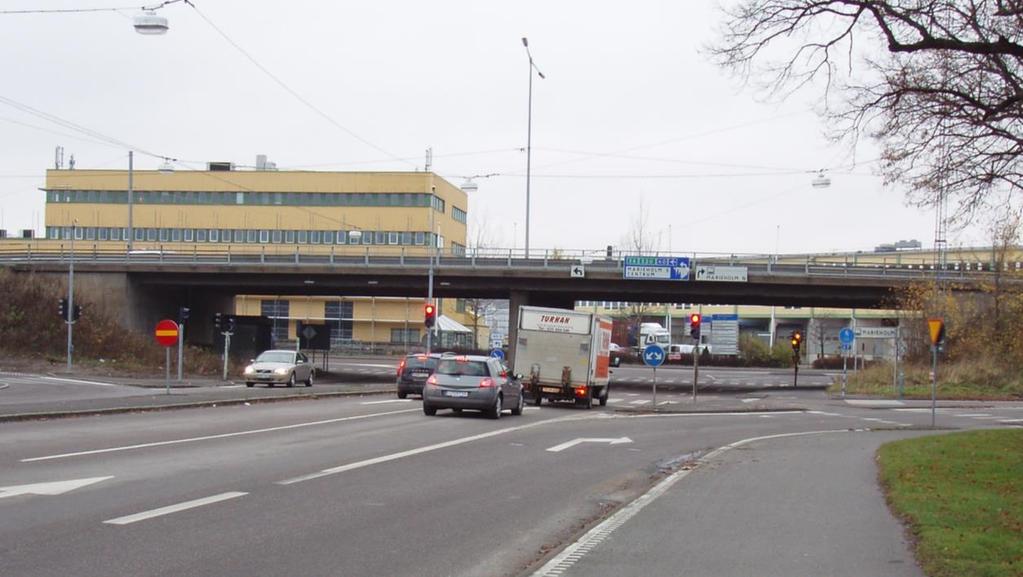 Byggnadstekniska förutsättningar 4.12.1. Byggnadsverk Befintliga broar över Slakthusgatan, Marieholmsleden E45, är två balkrambroar och byggdes 1967.