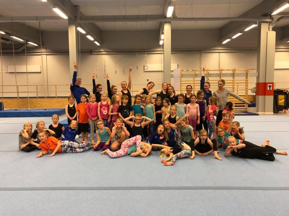 RT-Äldre tävlade i B-klass och tog hem ett fint brons med helt nya varv på både tumbling och trampett. Ledarskoj på Pinchos 7/6. 20 ledare samlades på Pinchos och åt tillsammans.
