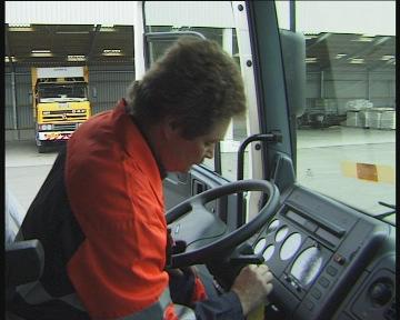 VARNINGAR OCH FÖRBEREDELSER 11 Se efter att oljenivån på nivågivaren står på minst ¾. Fyll på hydraulolja Mobile M-Nuto H46 eller motsvarande vid behov.