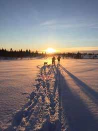 Paret som vandrat på snöskor upp via den metertjocka pudersnön till utsikten.