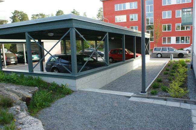 De genomsläppliga beläggningarna bör inte läggas i branta partier eftersom infiltrationen då oftast koncentreras till en mindre del av ytan med igensättning som