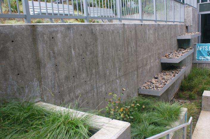 7.9 Avledning vid fasad och terrasser Vid Godsvagnens fasader i norr där höjdskillnaden är stor mellan