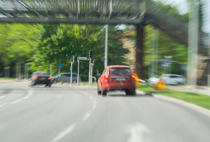 Trafikbuller och luftföroreningar är exempel på miljöfaktorer som påverkar vår hälsa. Här syns trafik på Rudbecksgatan i Örebro.