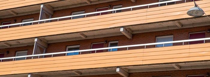 Fukt och mögel i våra bostäder Fuktproblem som kan orsaka mögel i byggnader beror på många olika faktorer, till exempel: Att fukt byggs in från början. Otillräcklig utvädring av byggfukt.