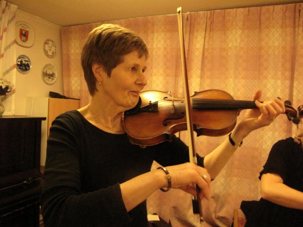 Även några av höstens gammeldanskursare deltog. Våra egna musiker skötte som vanligt serveringen denna dag med mycket äppelkaka och vaniljsås. Det var mumsigt.