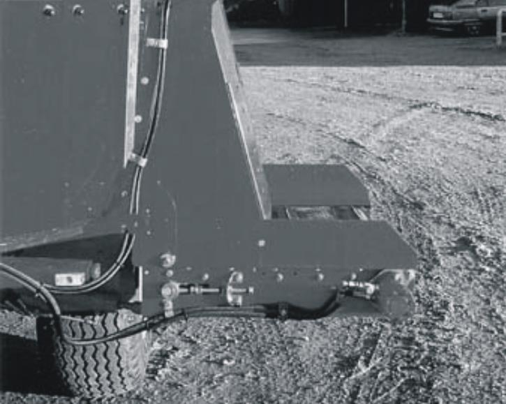 3. ANVÄNDA FODERBLANDAREN ELEVATOR MED TRANSPORTÖR För utmatning i krubbor o.d. kan KONGSKILDE-foderblandaren utrustas med en elevator på sidan (tillgänglig i olika längder).