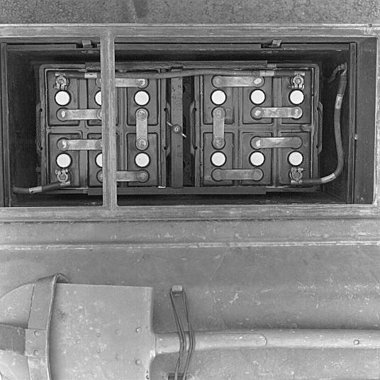 Batteri A1 Batterierna utgörs av två seriekopplade 12 V blyackumulatorer med en kapacitet av 152 Ah. Det bakre batteriets minuspol är med en kabel ansluten till chassit.