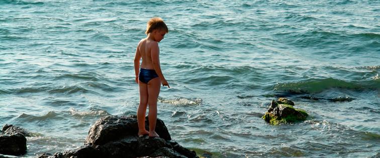 Se & göra Badar man vid klipporna får man vara försiktig, klipporna blir hala. Foto, Shutterstock Mellansels Bad och Fritid har tre tempererade utomhuspooler.