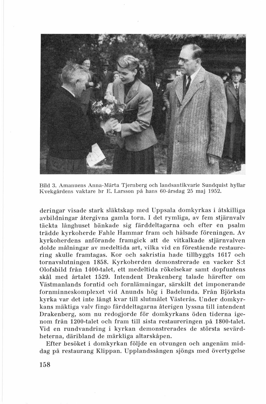 Bild 3. Amanuens Anna-Märta Tjernberg och Jandsantikvarie Sundquist hyllar Kvekgårdens vaktare hr E. Larsson på han s 60-årsdag 25 maj 1952.