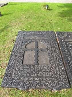 Till vänster en gravhäll på Ramsbergs gamla kyrkogård daterad 1700/1692.