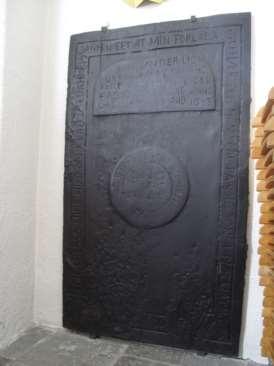 Gravhällen till vänster finns i Järnboås kyrka daterad 16 juni 1663.