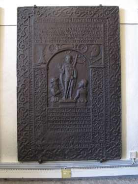 Hällar med uppståndelsemotiv Bilden till vänster visar en gravhäll i Lindesbergs kyrka där dödsdatum saknas, daterad av gjutaren 1655.