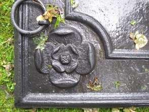 1900-talet. Olof Johan Dalmans familjegrav uppförd 1790 på Näsby kyrkogård täckt av gjutna hällar med inskription.