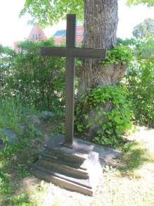 Kors Före 1815 begravdes de bättre bemedlade inne i kyrkorna, medan den övriga befolkningen begravdes på kyrkogården.