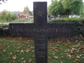 Inskriptionen är dessutom så lång att stjärnorna, som borde sitta i högra korsarmen, inte fått plats. Järnboås kyrkogård.