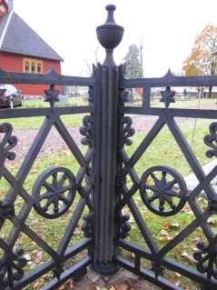 Staket och andra typer av inhägnader Samtidigt med att förbudet mot begravningar inne i kyrkan kom började man anlägga kyrkogårdarna med rätvinkliga kvarter,