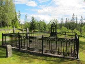 Två likadana gravvårdar, både vård och staket är troligtvis uppförda i sin helhet under 1850-1860-talet.