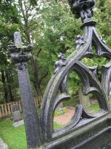 Övriga gravvårdar med olika utformning Som tidigare nämnt börjar man tillverka nya typer av gravvårdar under 1800-talets första hälft.