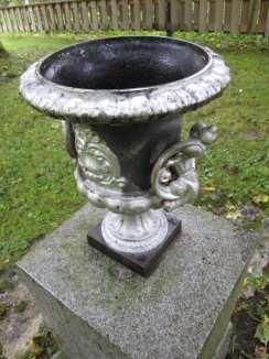 Flertalet av de urnor som utgör planteringsurnor är målade i svart och silver.