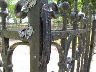Nya kyrkogården i Ramsberg. Märkningen placerades medvetet väl synlig. Som på staket, vid grindöppningen, eller på framsidan av urnans sockel.