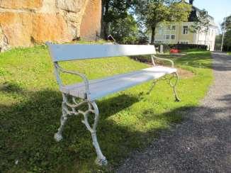 Gjutet staket, gjutna grindstolpar samt gjutna blomsterurnor som kröner grindstolparna. Norra kyrkogården i Nora.