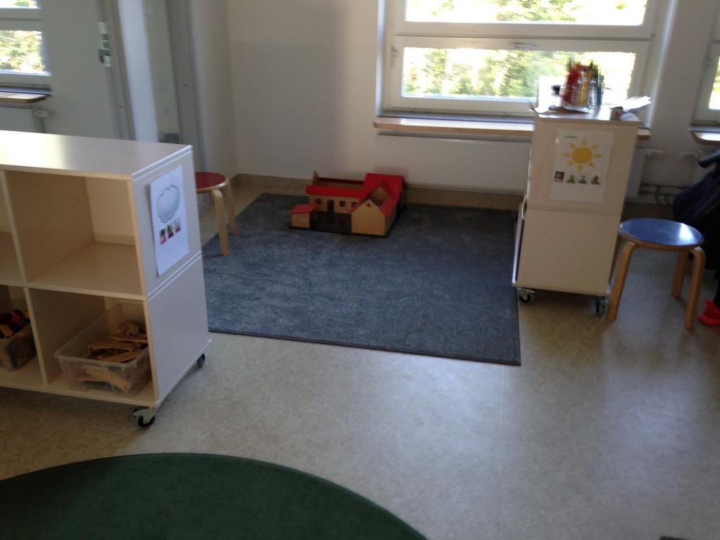 Förskolan Förskolan Hovet ligger på Hojgränd 3 i Stockholm. Det är en nybyggd förskola (invigdes i maj 2016) med 140 barn i åldrarna 1 5 år.