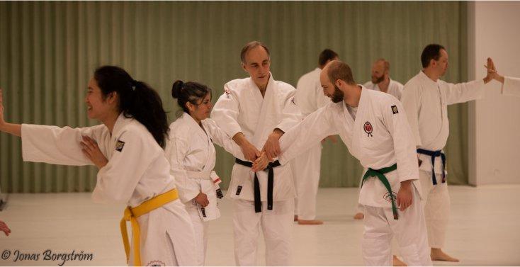Fokusera på Uppvärmning med zumba och entusiastiska Kano-medlemmen Maria Laura. takten och skapa en känsla av att ha kul och må bra, sa Maria.